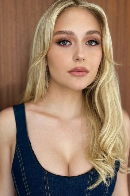 Alyvia Alyn Lind as Young Daughter