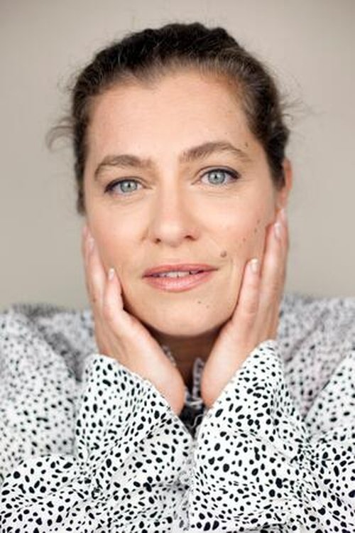 Laure Rivaud-Pearce as La concierge d'Elsa