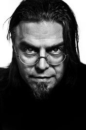 Digger Mesch as Detective Endera