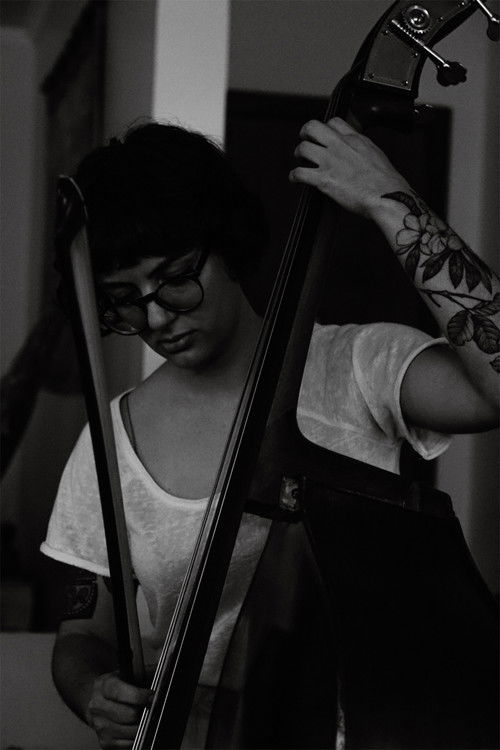 Amanda Sucupira as Percussão / Contrabaixo
