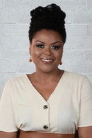 Carla Cristina Cardoso as Valeska