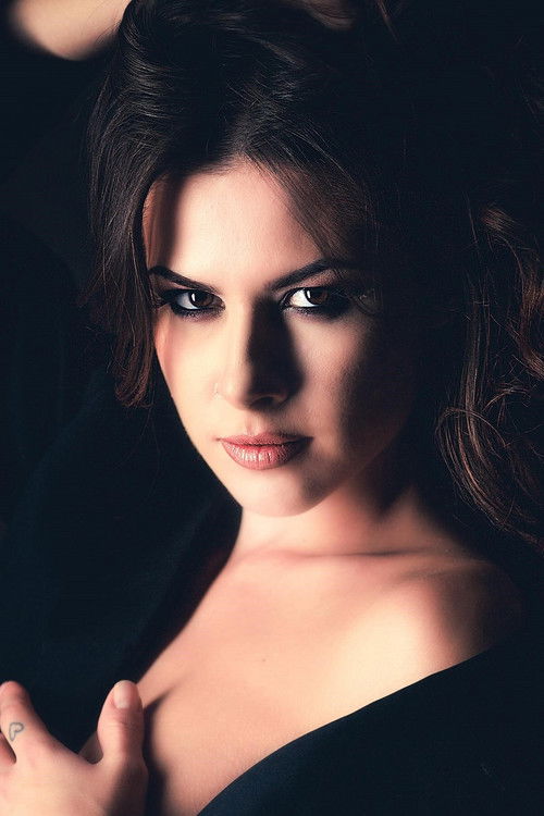 Valeria Lariccia as Moglie Spinato