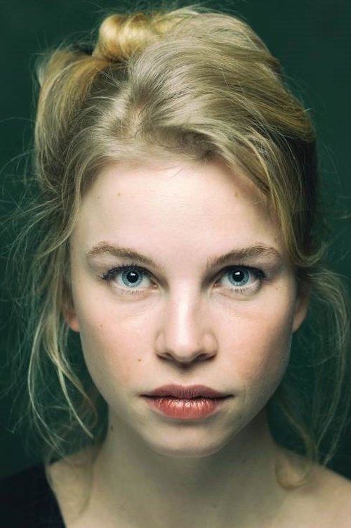 Emma Josten as Johanna