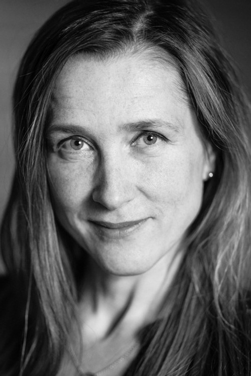 Mikaela Ramel as Läkaren