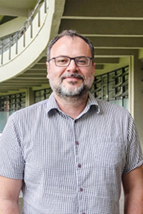 Milton do Prado as Policial (segment "O Poço do Elevador")