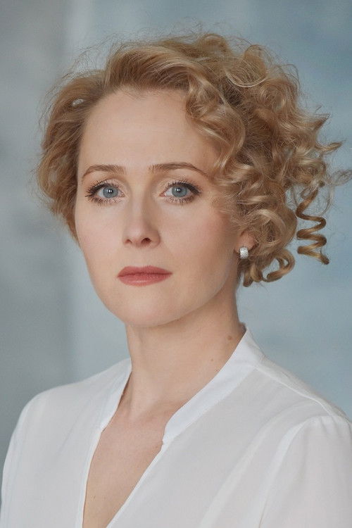 Irina Patrakova as Singer