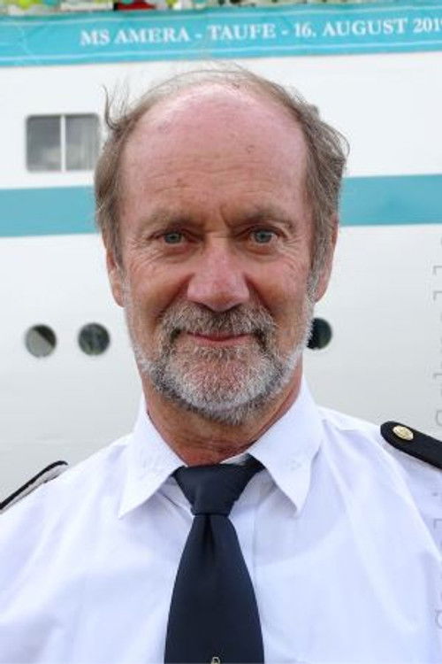 Winfried Koller as Schiffsarzt Dr. Winfried Koller