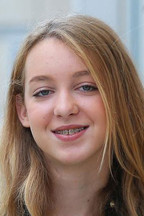 Helena Beljan as Dora