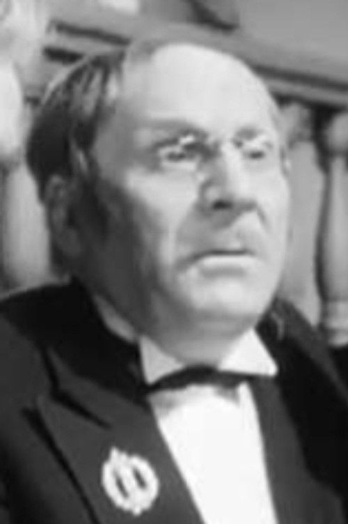 Pyotr Voloshin as человек на вокзале