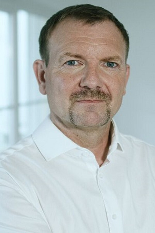 Holger Menzel as Georg Kurth