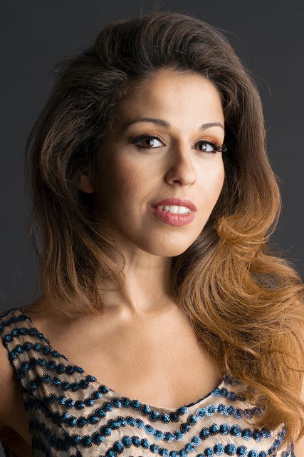 Sissi Martins as Laura Alves