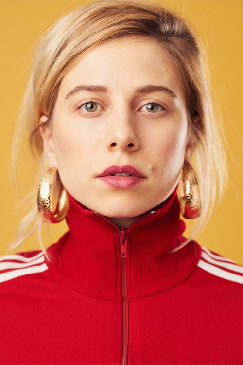 Victoria Ratermanis as Samantha Vera