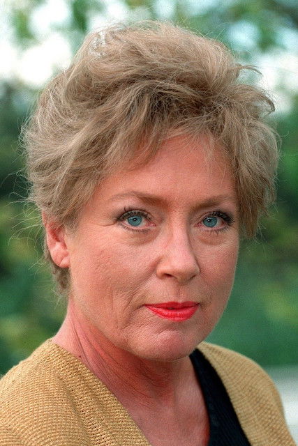 Almut Eggert as Lulu