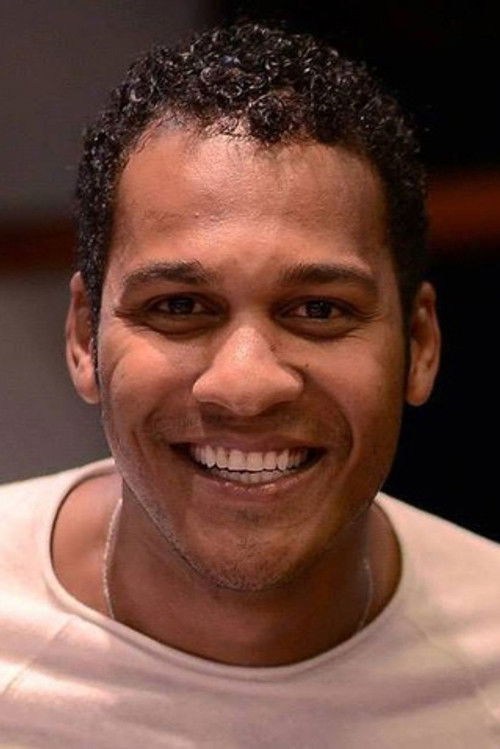 Amaurih Oliveira as Flávio