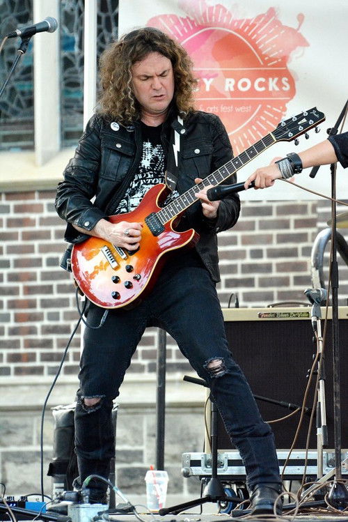 Sean Kelly as Guitar