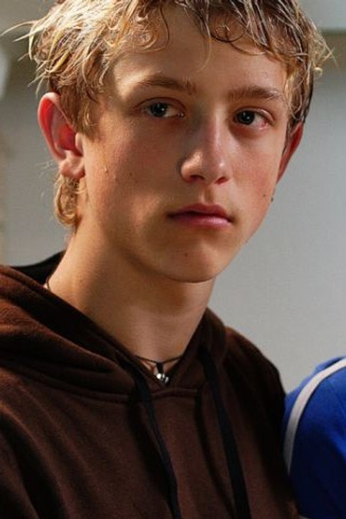 Lucas Hardt as Simon