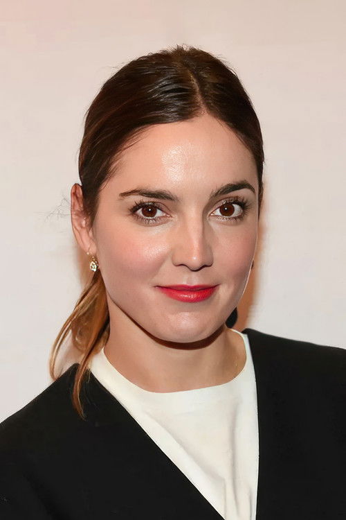 Markéta Stehlíková as recepční Zuzka