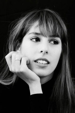 Lola Errando as Beautiful girl