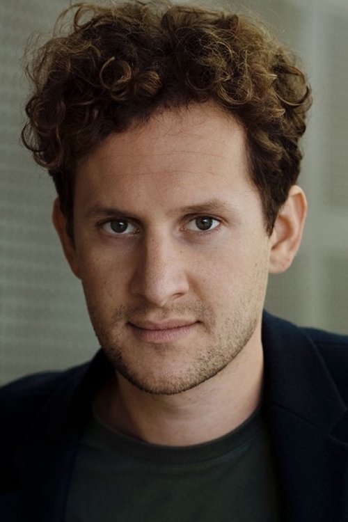 Moritz von Treuenfels as Praktikant Dennis