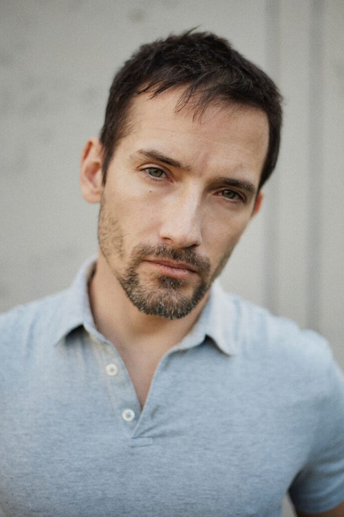 Nick-Robin Dietrich as Polizist