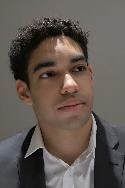 Joakim Lonang-Ruffo as Le premier ministre