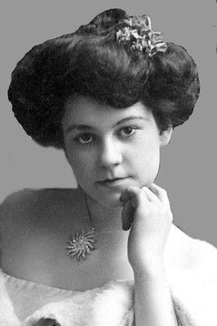 Vera Michelena as Helen Warner