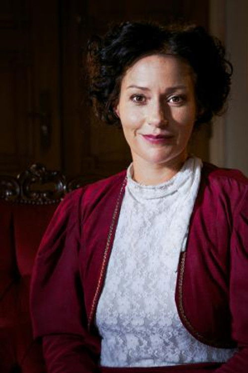 Edeline Blangero as Angèle