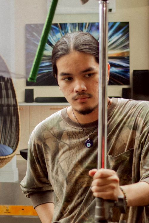 Khanakon Chukraithai as Officer