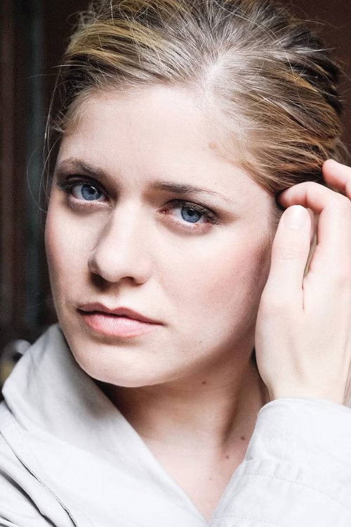 Hannah Kobitzsch as Farmer's Daughter