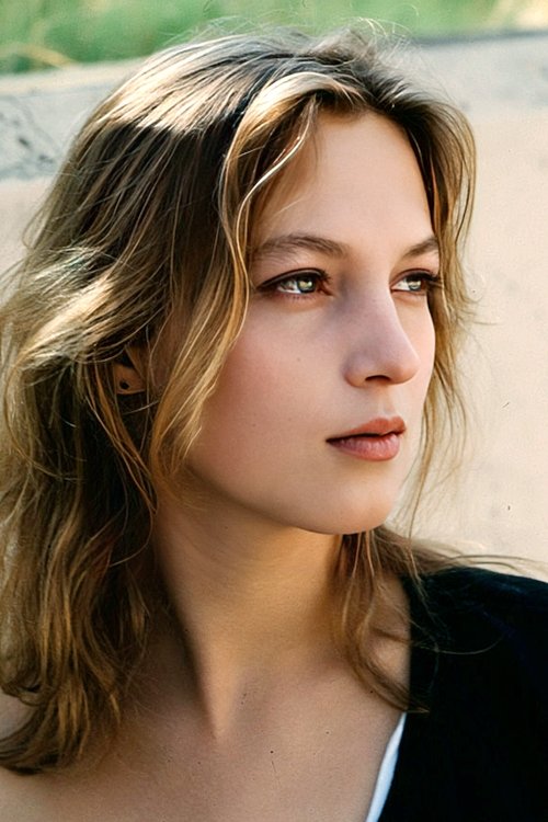 Ann-Gisel Glass as Hanna