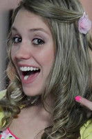 Lorena García as Victoria Peña