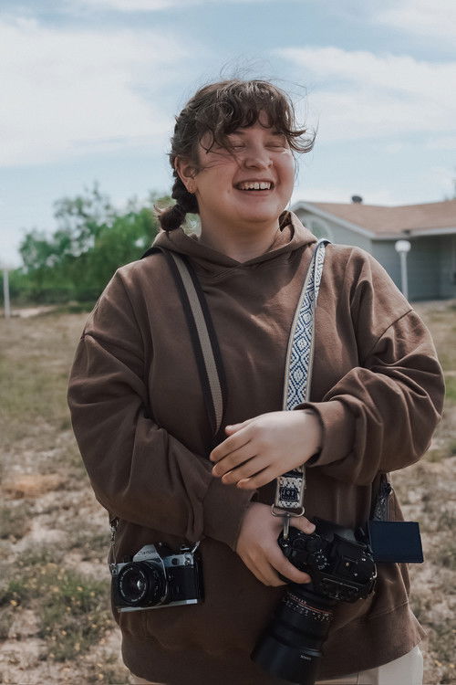 Chloe Gard as Maggie