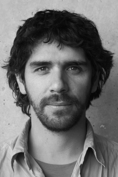 Fernando Lavanderos as Doctor