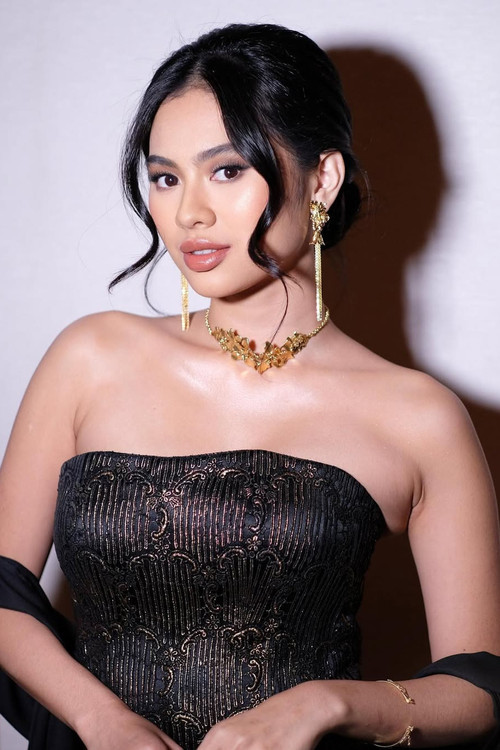 Amara Sophie as Bella