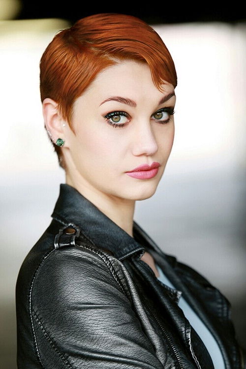 Thessa Mloe as Techie #2