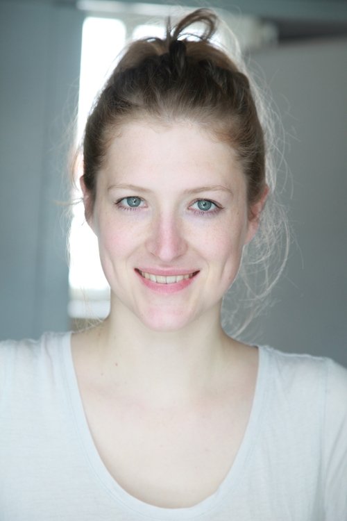 Lola Klamroth as Nora