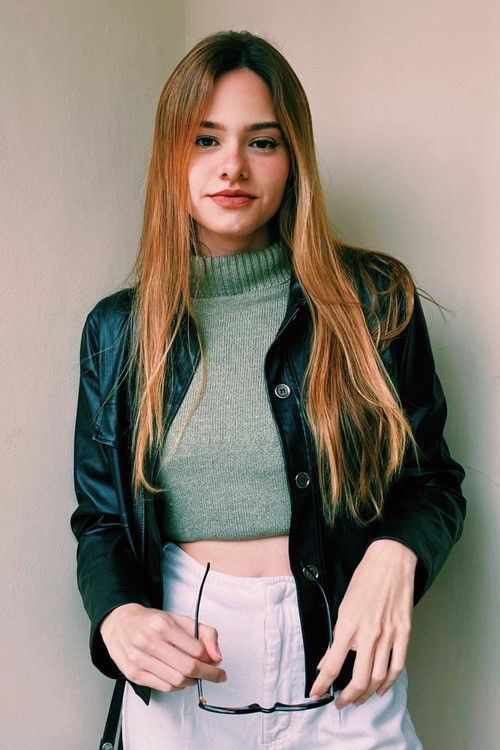 Paola Oliveira as Débora