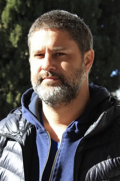 Juan Pablo Miller as Kiosquero