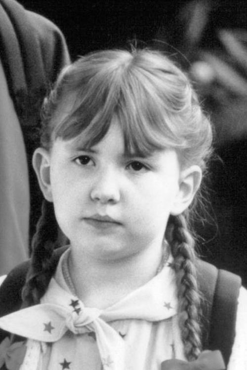 Amy Sakasitz as Joanna Leland