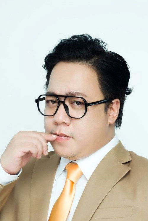 Tùng Leo as MC cuộc thi tài năng