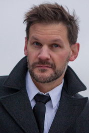 David Oberkogler as Versicherungsagent