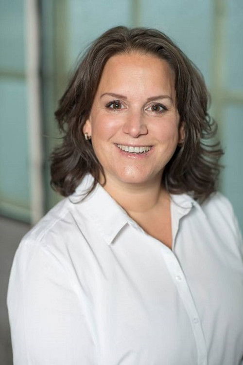 Debbie Mels as Makelaar