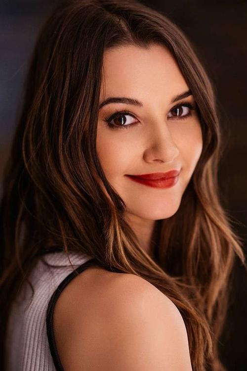 Leyla Lydia Tuğutlu as İrem