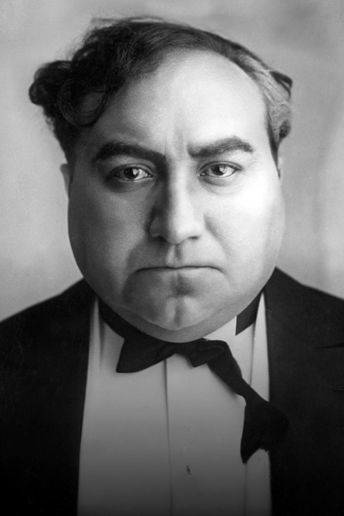 Kurt Gerron as Direktor des Purpur-Paradieses