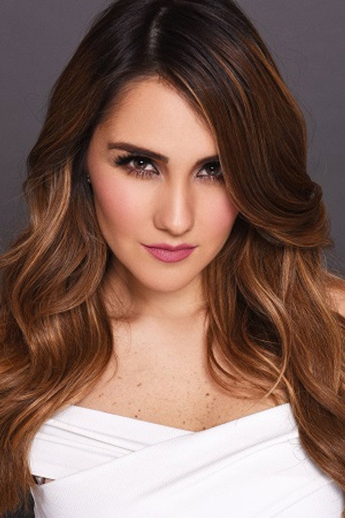 Dulce María as Renata Ferrer