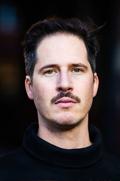 David Garzòn Bardua as Dolmetscher