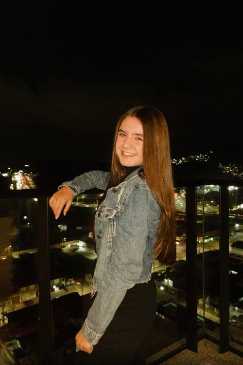 Giovanna Santana as Adolescente 1