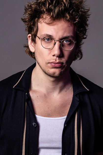 Evan Rissi as Leslie Boothe