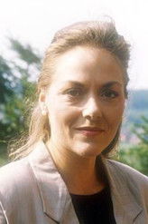 Sabina Trooger as Ansagerin