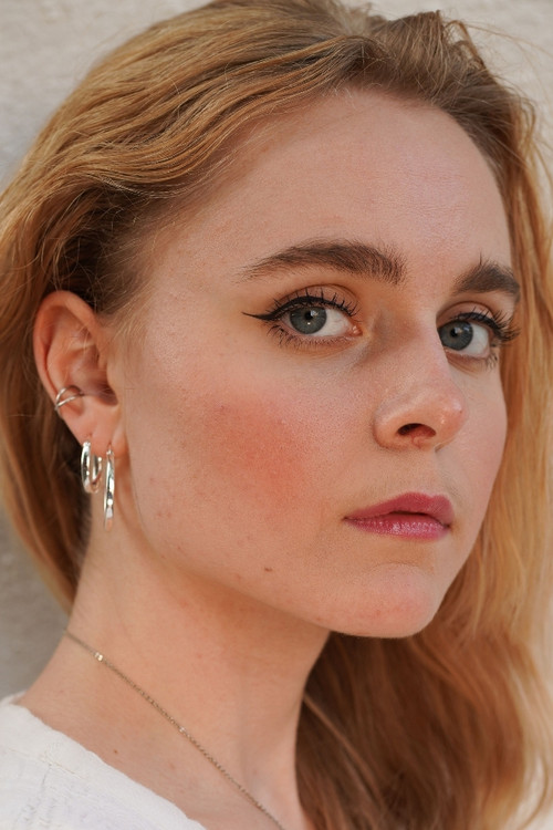 Elliana Papageorgiou as Anna